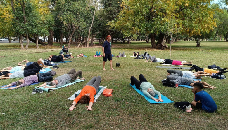 Yoga al aire libre por la paz: conectar cuerpo y mente